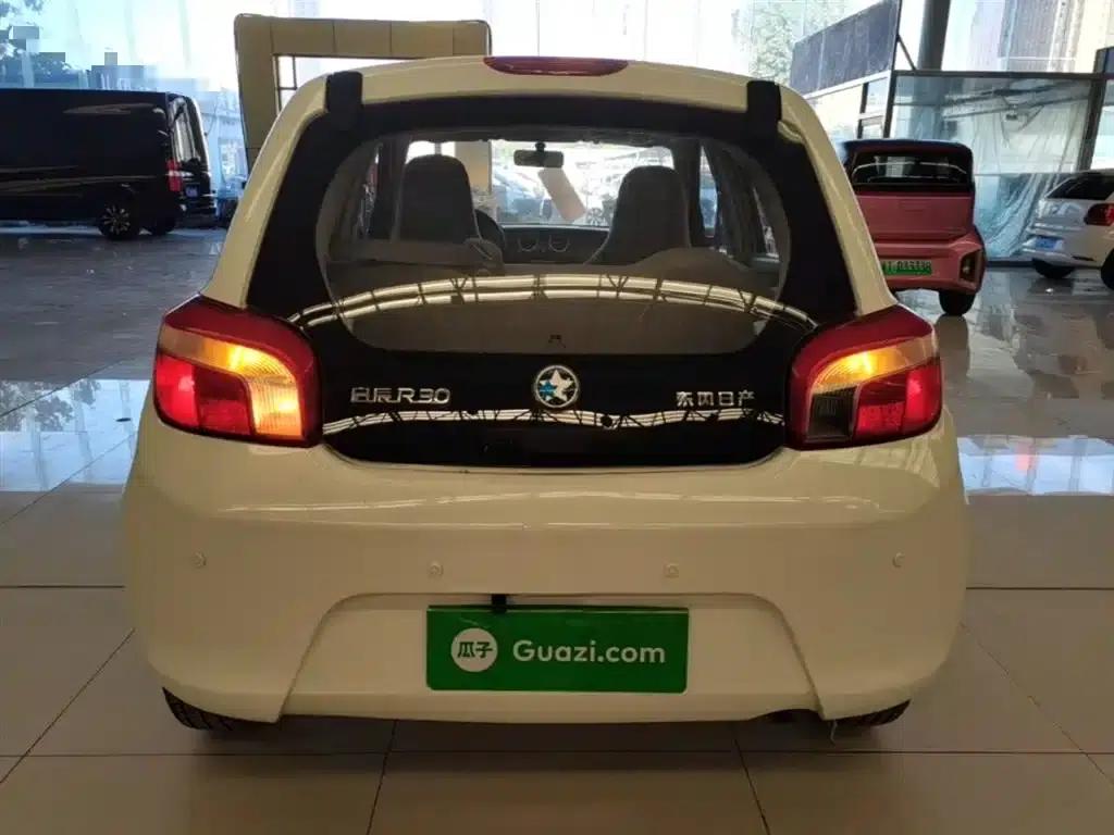 Venucia R30 2014 1.2L Manual Premium Edition — миниатюра 6