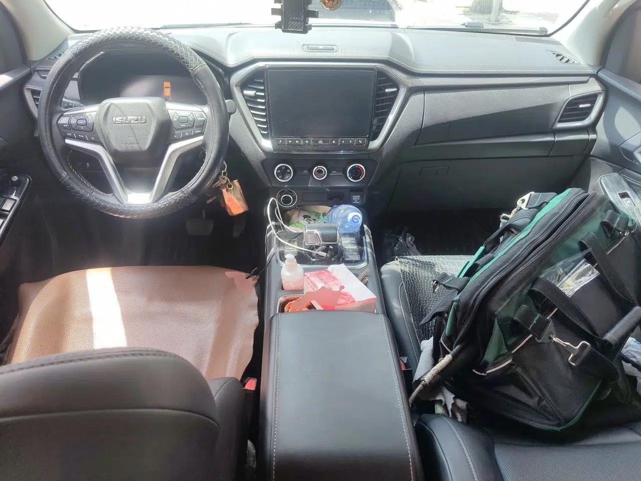 Used Isuzu D-MAX 2023 2.5T Automatic 4x4 Diesel Flagship Long Wheelbase Model — миниатюра 9