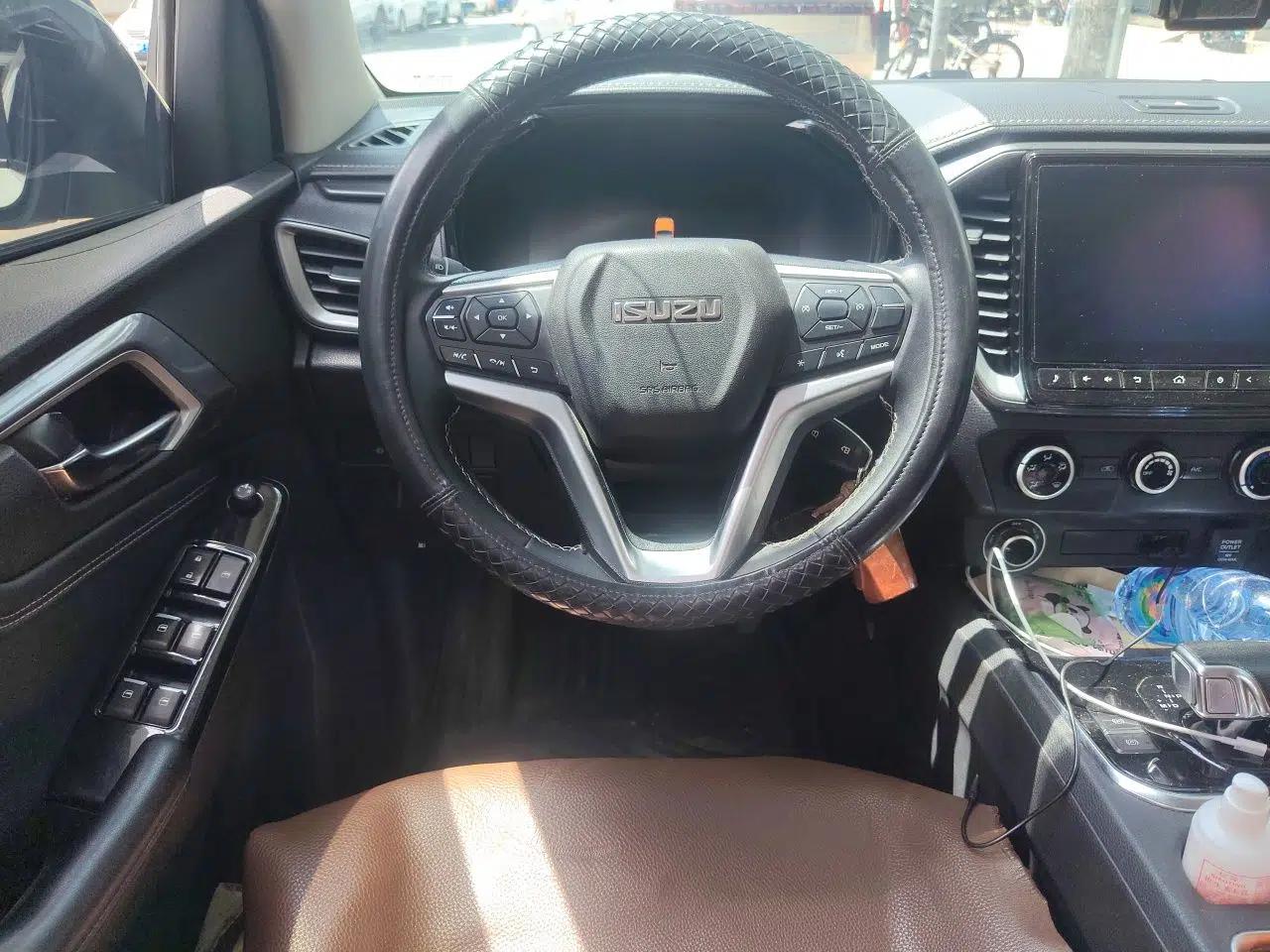 Used Isuzu D-MAX 2023 2.5T Automatic 4x4 Diesel Flagship Long Wheelbase Model — миниатюра 10