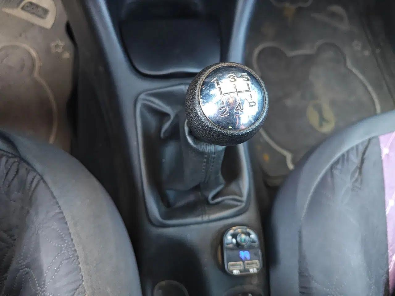 Used Peugeot 207 2011 Sedan 1.4L Manual Yule Edition — миниатюра 14