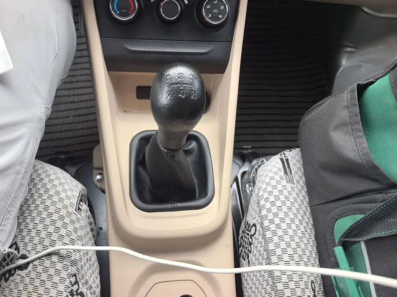 Used CHANGAN KUAYUE Xing V3 2023 1.5L Gasoline Standard Edition 2-Seat Van — миниатюра 14