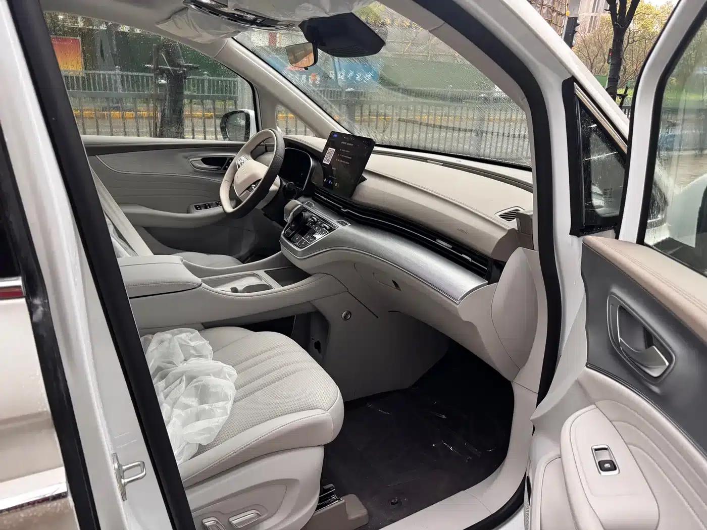 Roewe iMAX8 New Energy 2025 1.5T DMH Luxury Edition — миниатюра 8