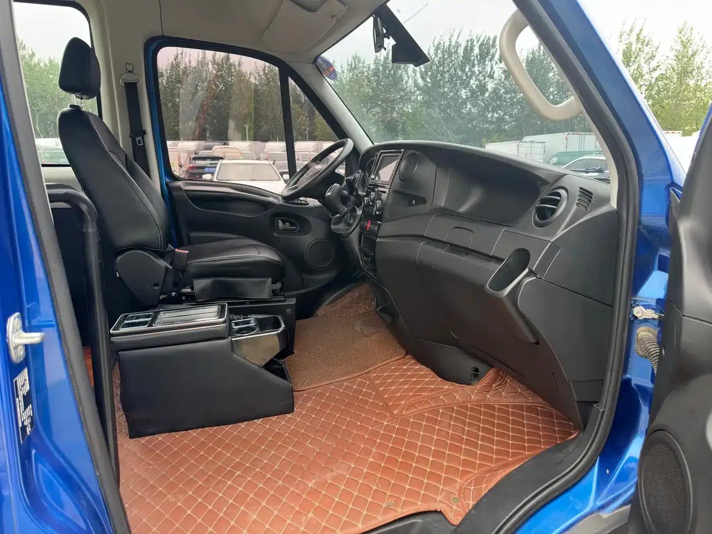 Iveco Daily 2020 3.0T Automatic Short Wheelbase High Roof F1C — миниатюра 10