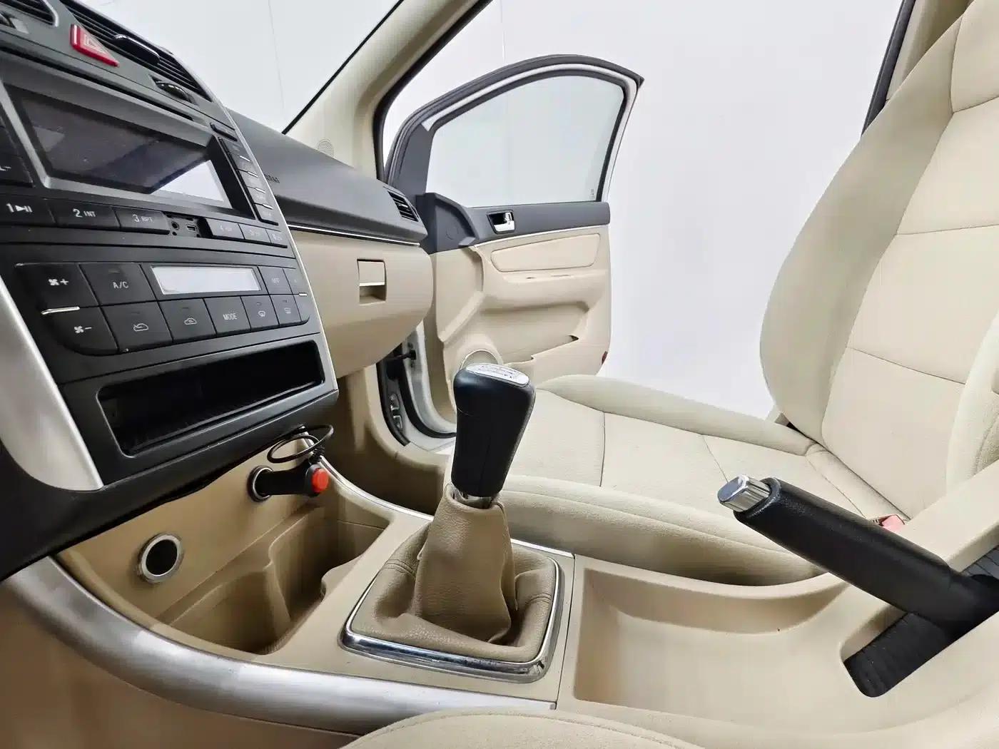 Beijing Automotive E-Series 2013 Hatchback 1.5L Manual Comfort Edition — миниатюра 11