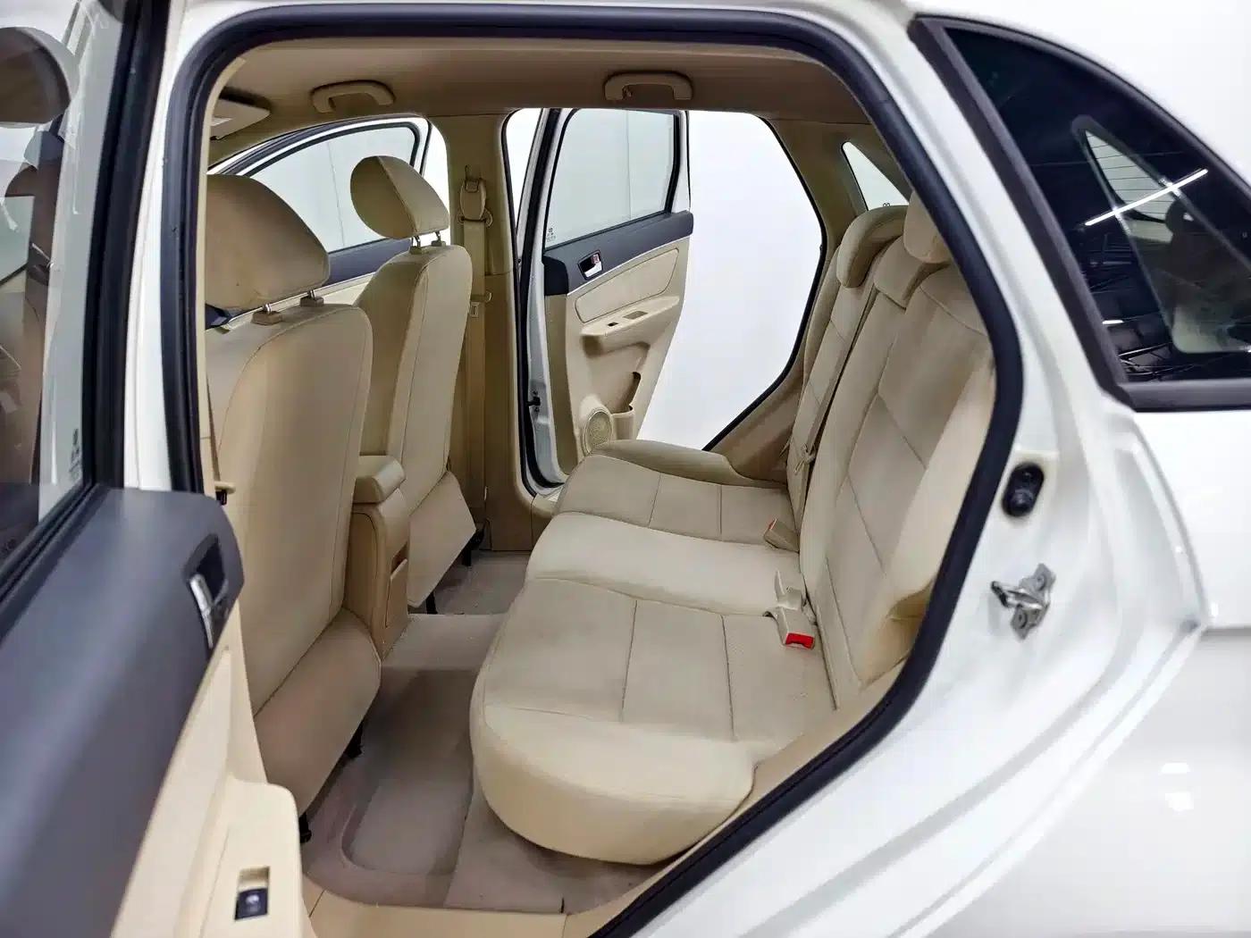 Beijing Automotive E-Series 2013 Hatchback 1.5L Manual Comfort Edition — миниатюра 12
