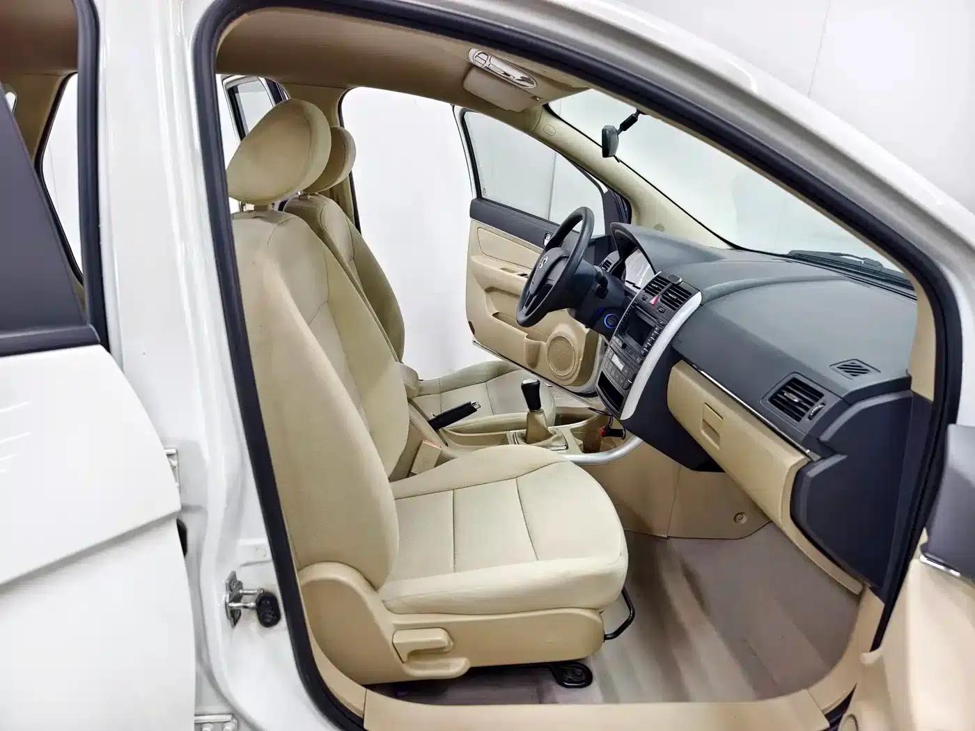 Beijing Automotive E-Series 2013 Hatchback 1.5L Manual Comfort Edition — миниатюра 13
