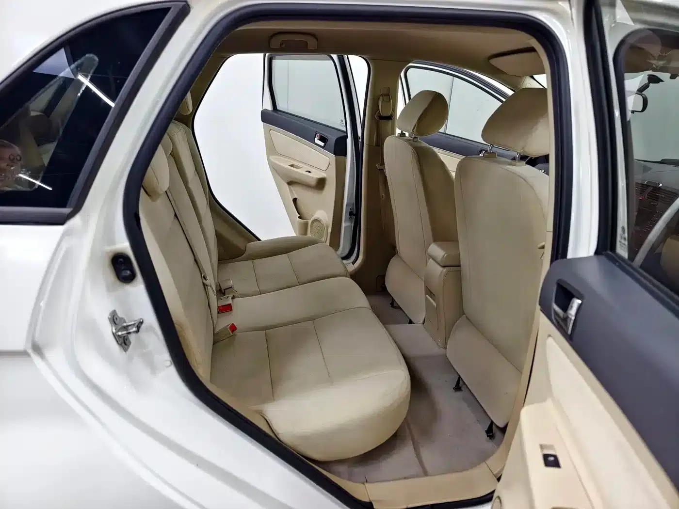 Beijing Automotive E-Series 2013 Hatchback 1.5L Manual Comfort Edition — миниатюра 15