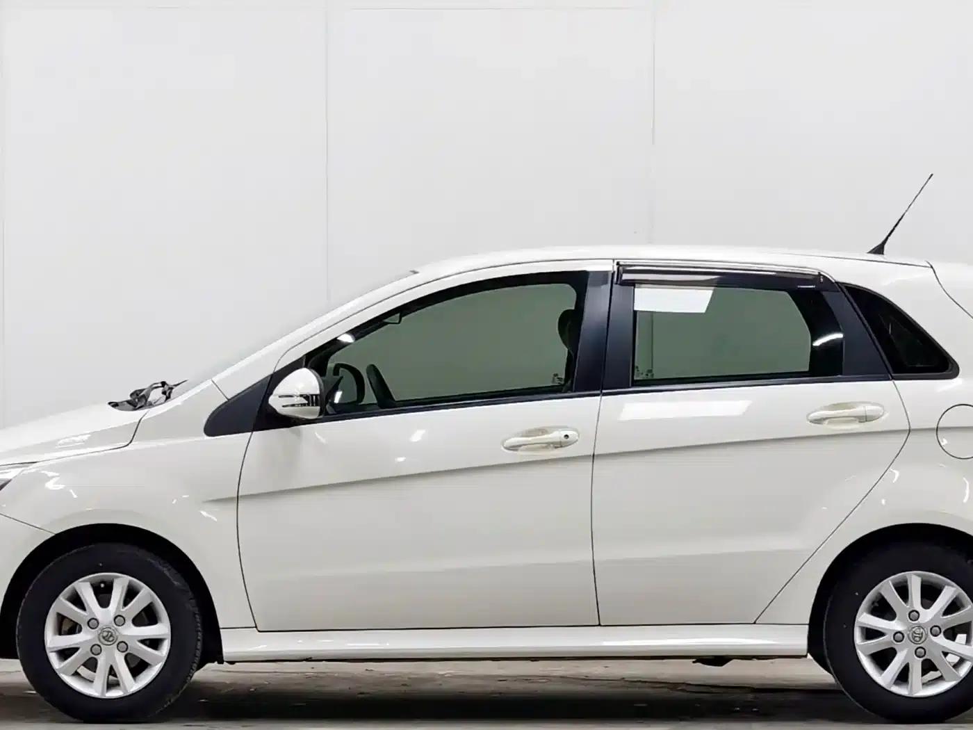 Beijing Automotive E-Series 2013 Hatchback 1.5L Manual Comfort Edition — миниатюра 7