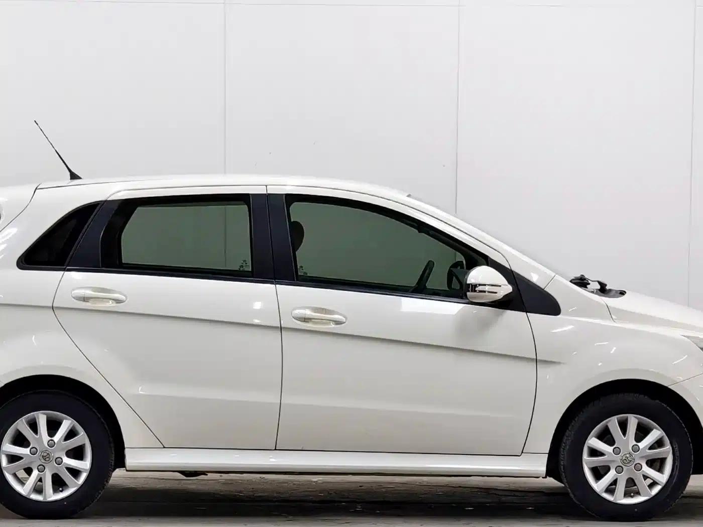Beijing Automotive E-Series 2013 Hatchback 1.5L Manual Comfort Edition — миниатюра 8