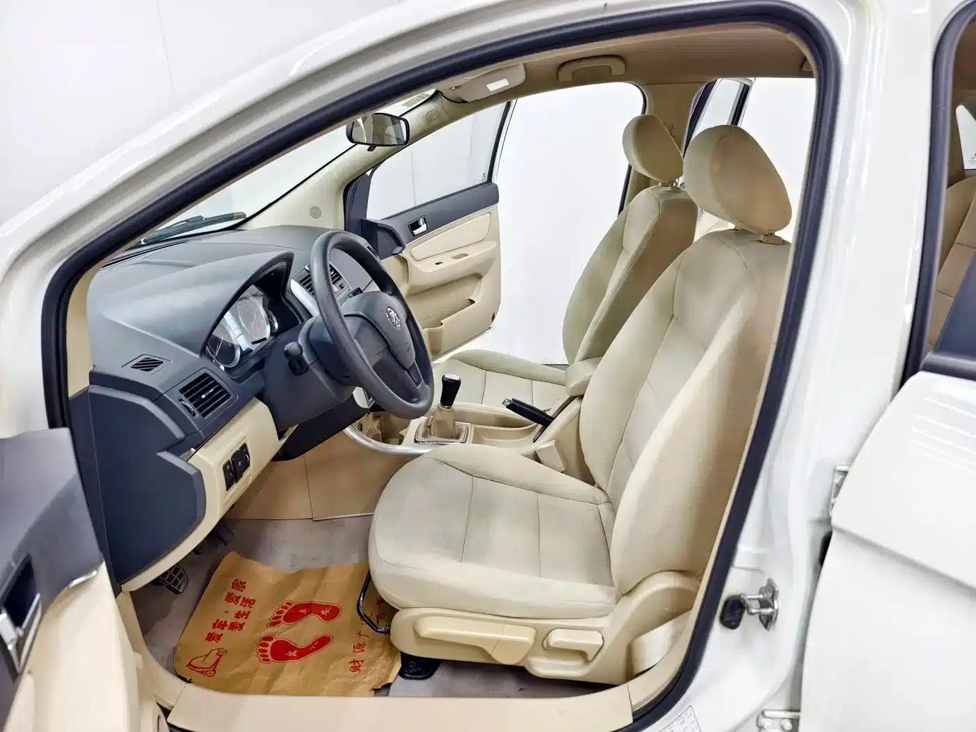 Beijing Automotive E-Series 2013 Hatchback 1.5L Manual Comfort Edition — миниатюра 10
