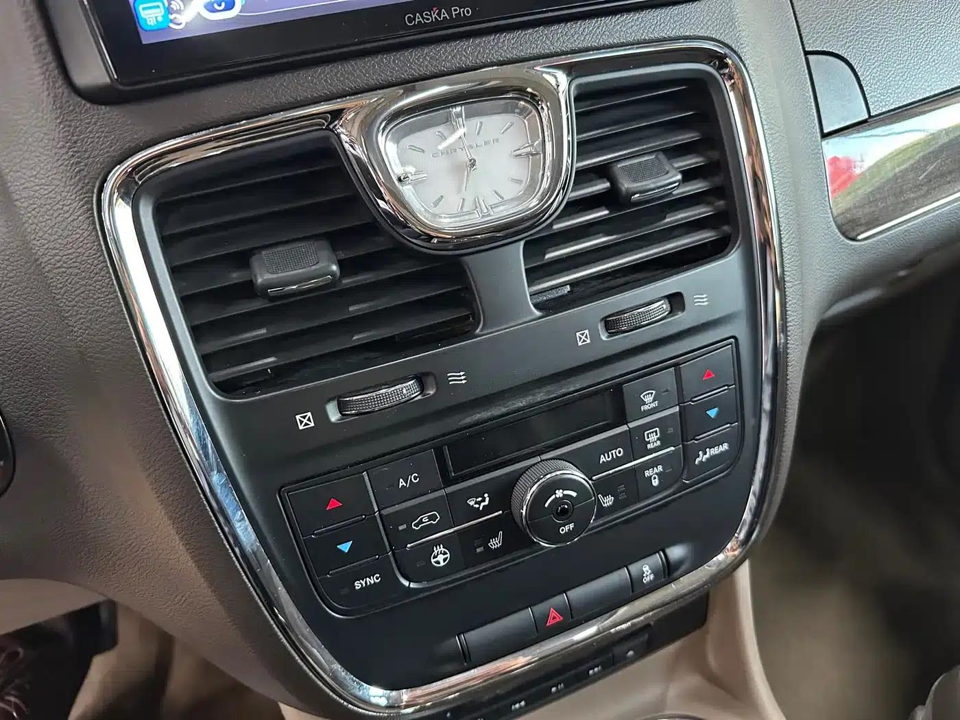 2013 Imported Grand Voyager 3.6L Luxury Edition — миниатюра 11