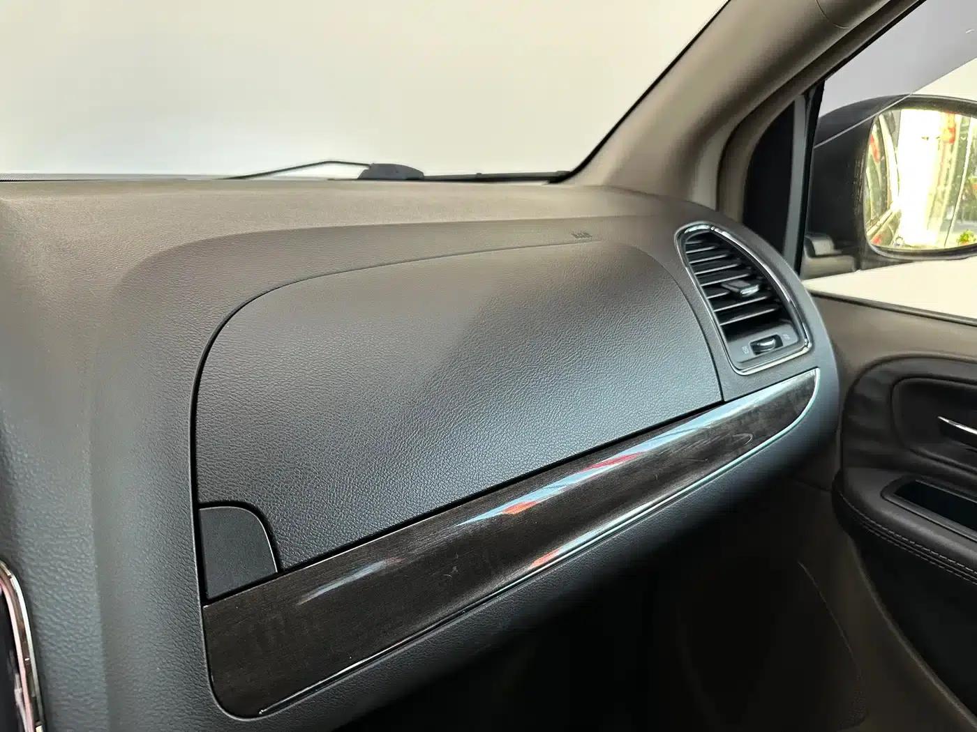2013 Imported Grand Voyager 3.6L Luxury Edition — миниатюра 12