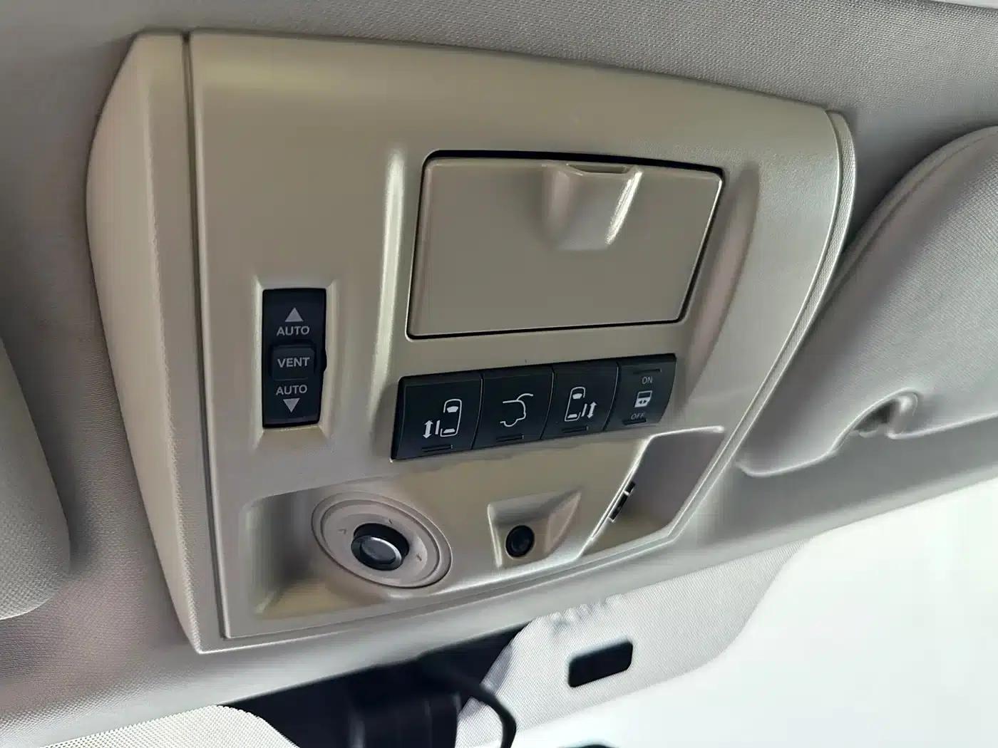 2013 Imported Grand Voyager 3.6L Luxury Edition — миниатюра 14