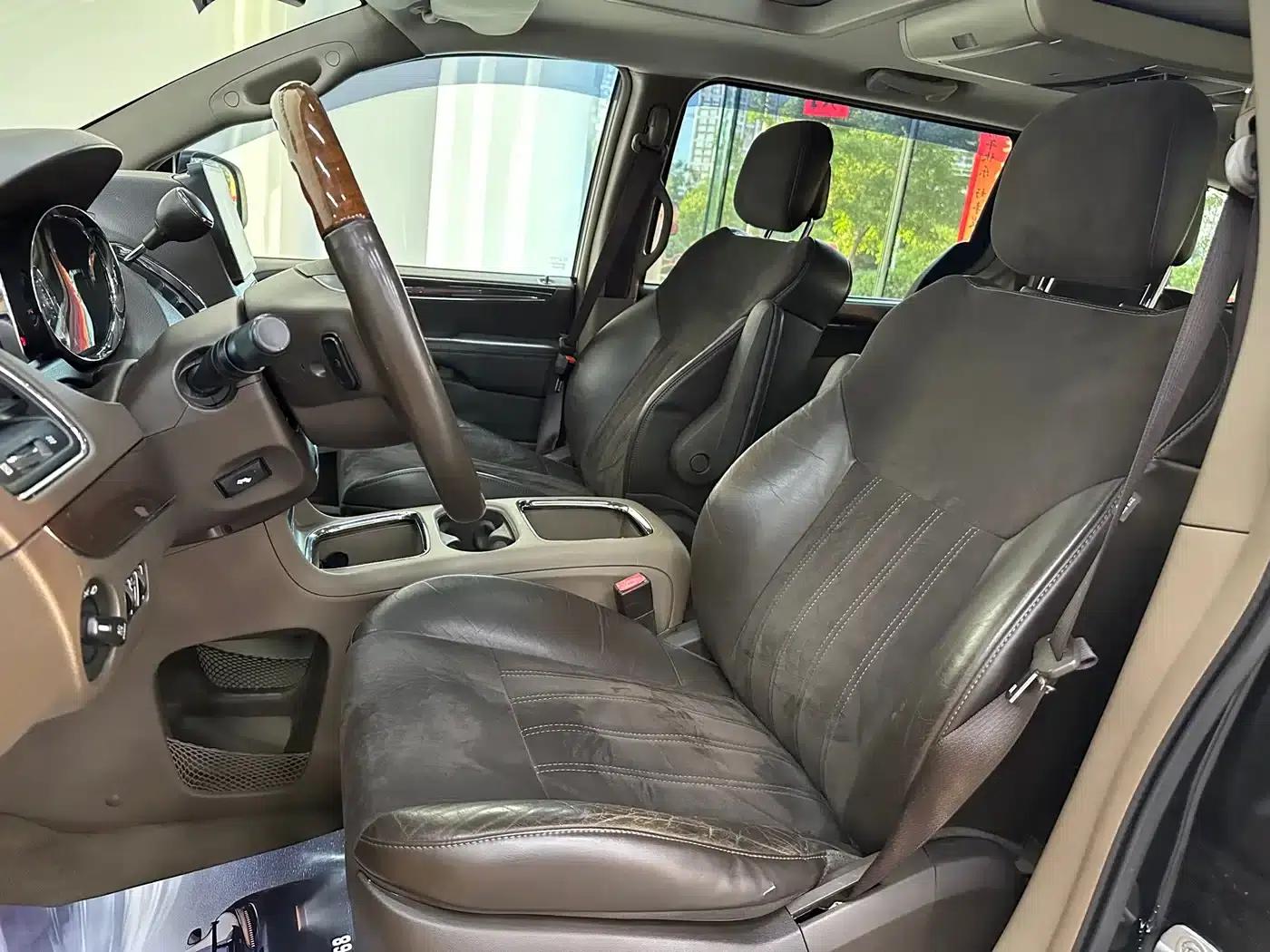 2013 Imported Grand Voyager 3.6L Luxury Edition — миниатюра 16
