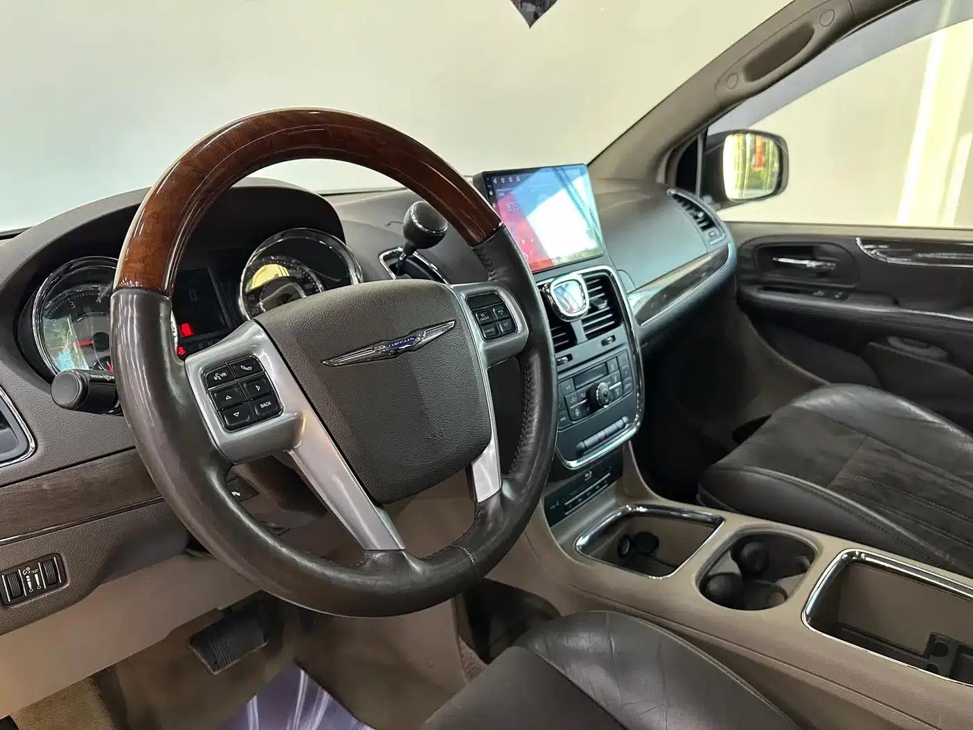 2013 Imported Grand Voyager 3.6L Luxury Edition — миниатюра 17