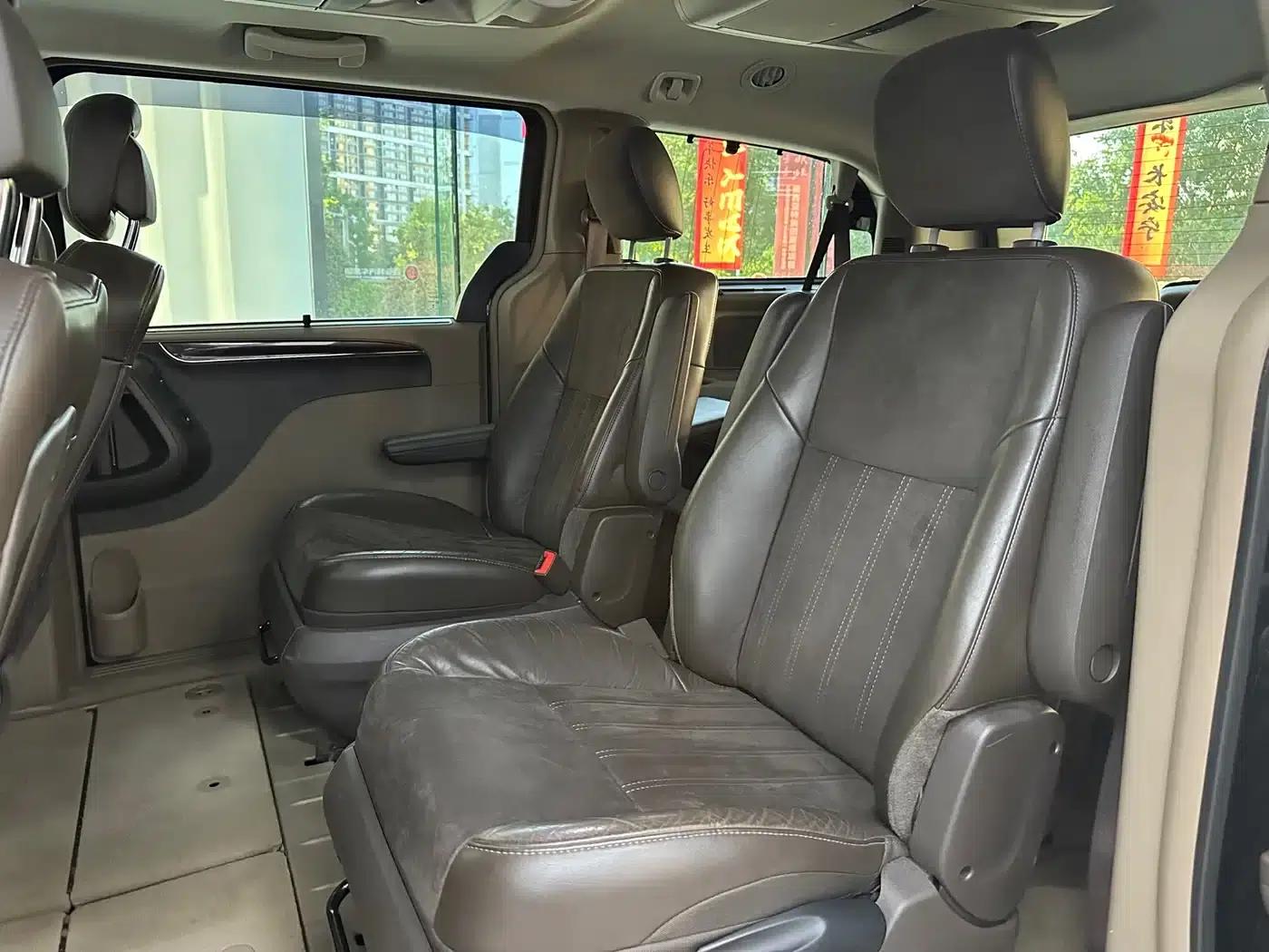 2013 Imported Grand Voyager 3.6L Luxury Edition — миниатюра 18