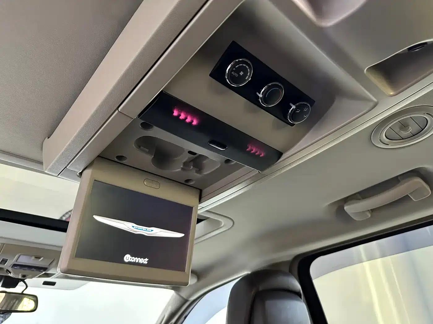2013 Imported Grand Voyager 3.6L Luxury Edition — миниатюра 19