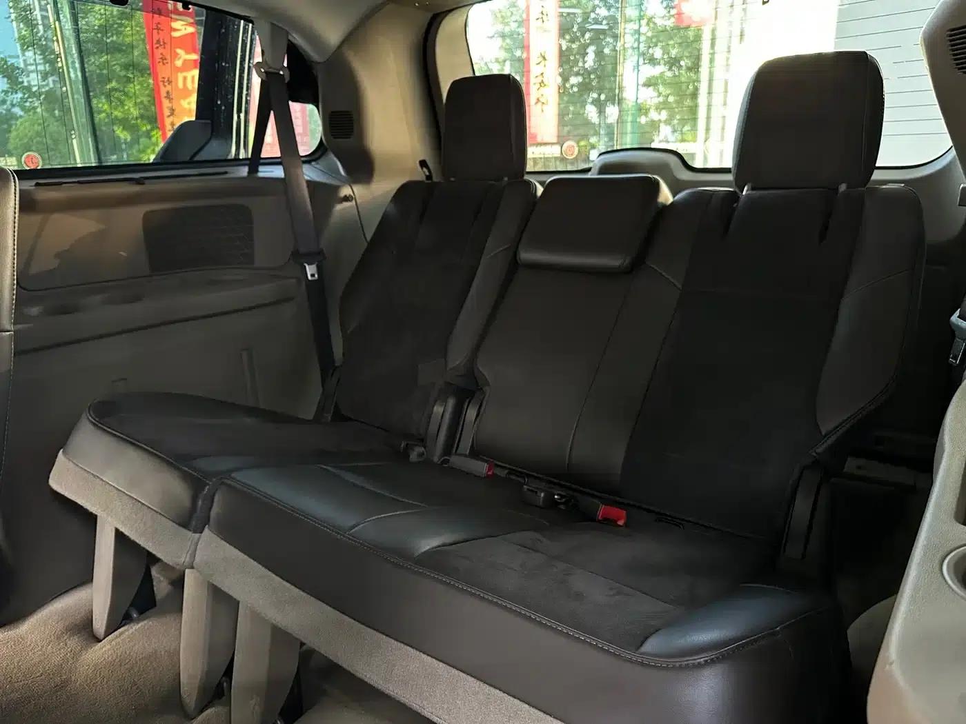 2013 Imported Grand Voyager 3.6L Luxury Edition — миниатюра 21