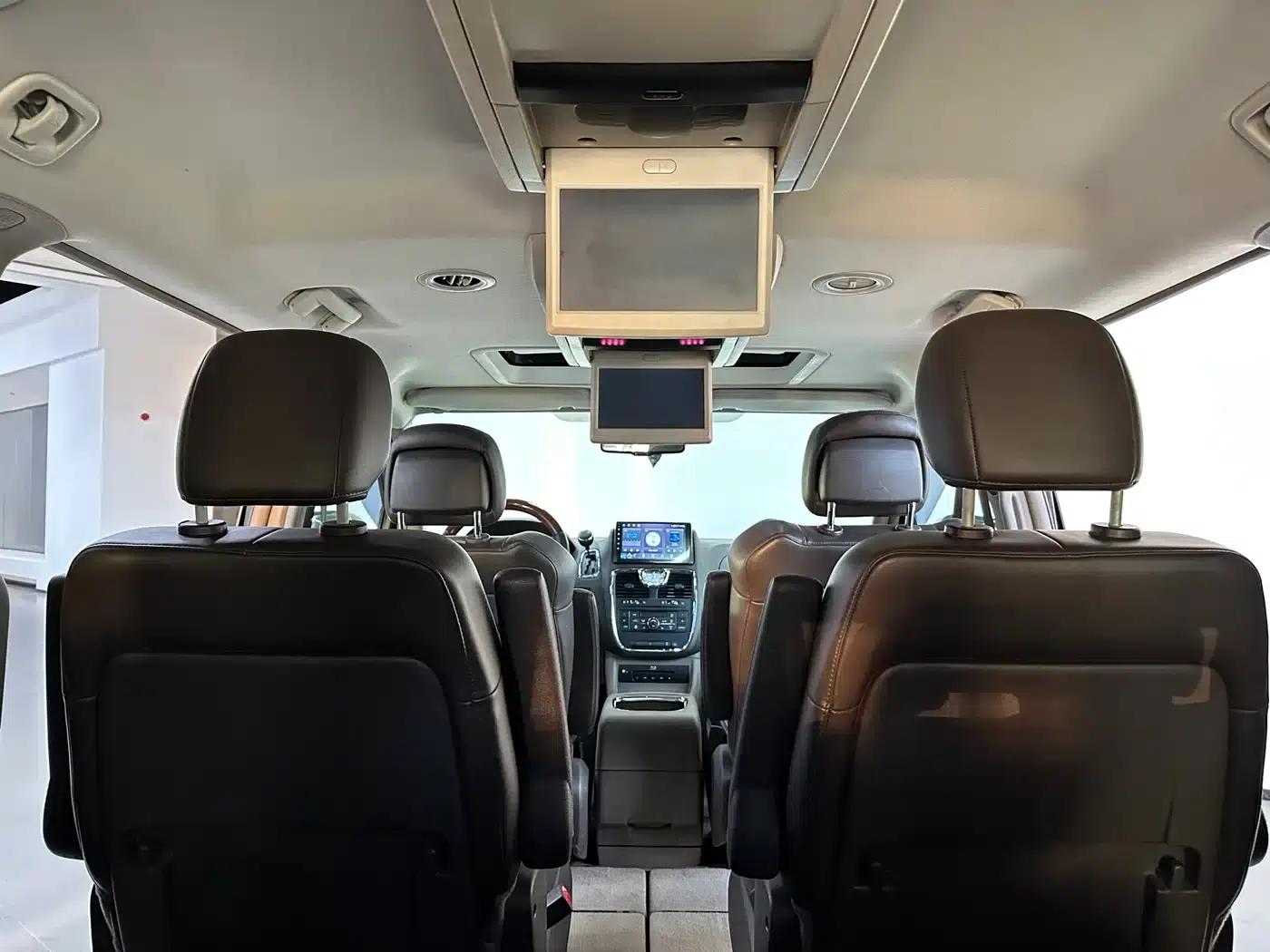 2013 Imported Grand Voyager 3.6L Luxury Edition — миниатюра 22