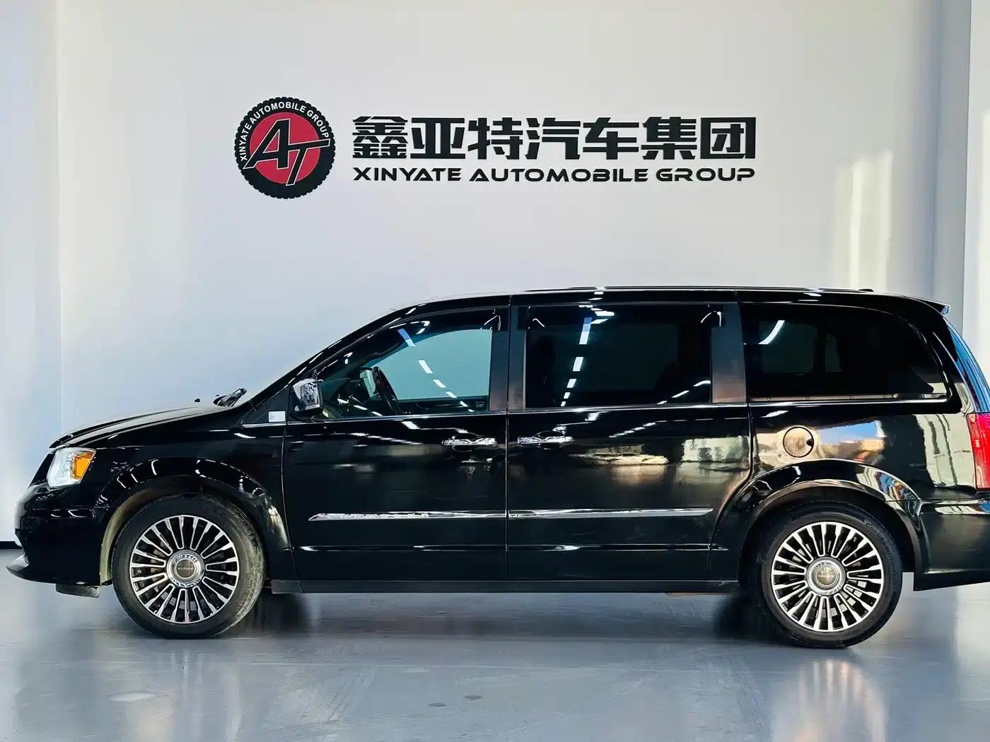 2013 Imported Grand Voyager 3.6L Luxury Edition — миниатюра 4