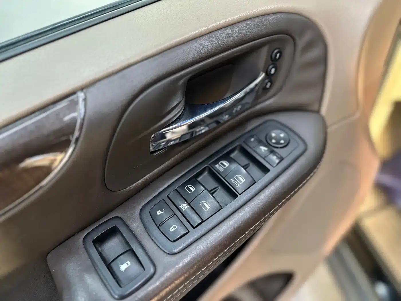2013 Imported Grand Voyager 3.6L Luxury Edition — миниатюра 6