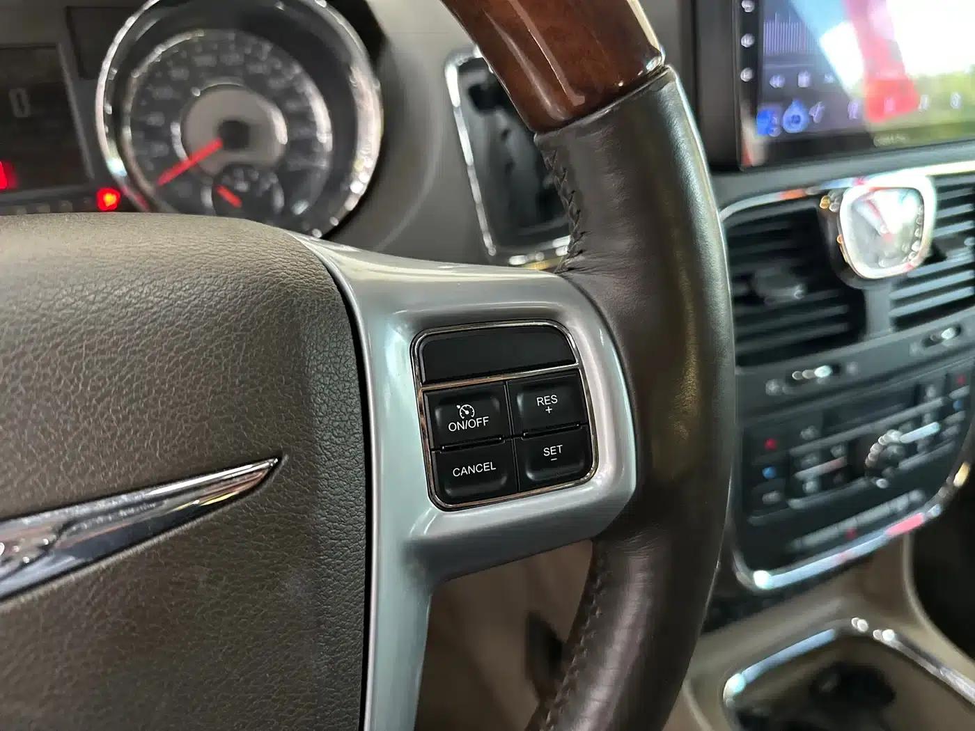 2013 Imported Grand Voyager 3.6L Luxury Edition — миниатюра 8