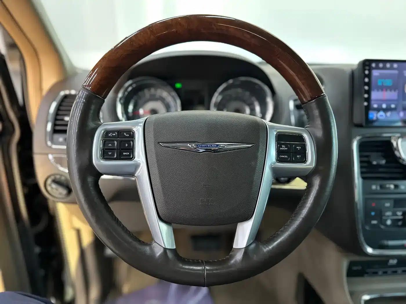 2013 Imported Grand Voyager 3.6L Luxury Edition — миниатюра 9
