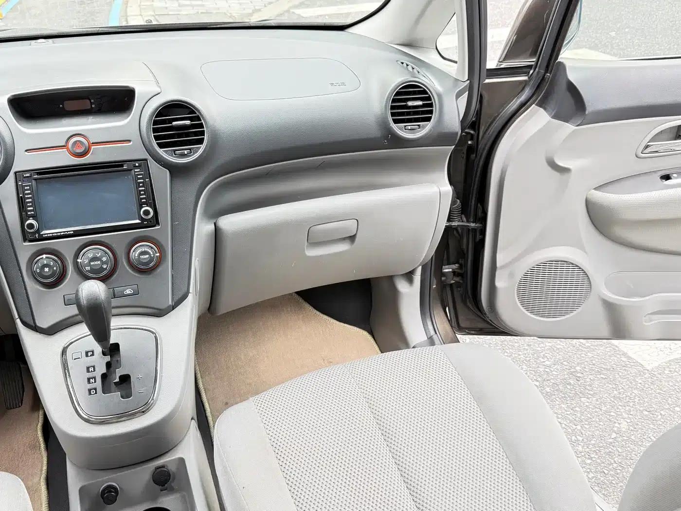 Carens 2011 1.6L 5-seater Automatic Comfort Edition — миниатюра 19