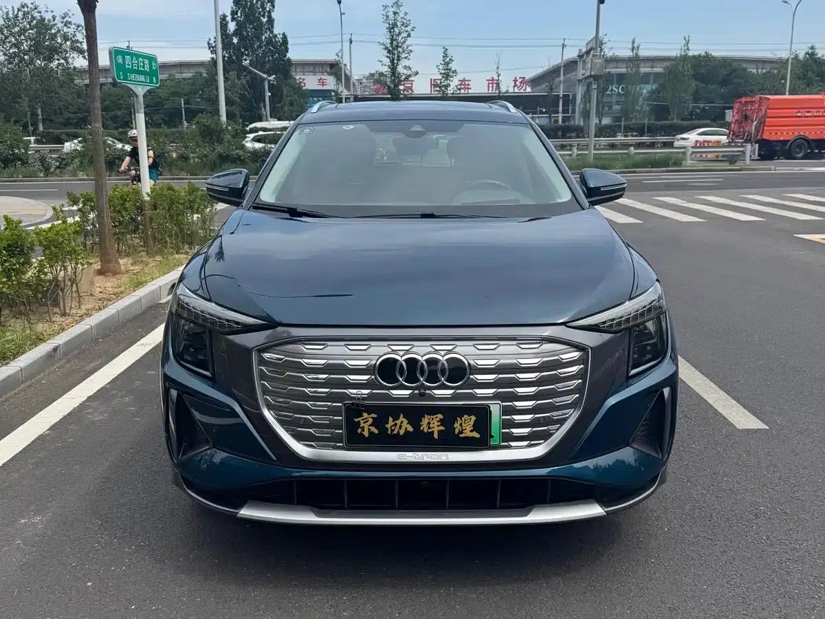 Audi Q5 e-tron 2022 Model 40 e-tron Star Edition - Fashion Set — миниатюра 1