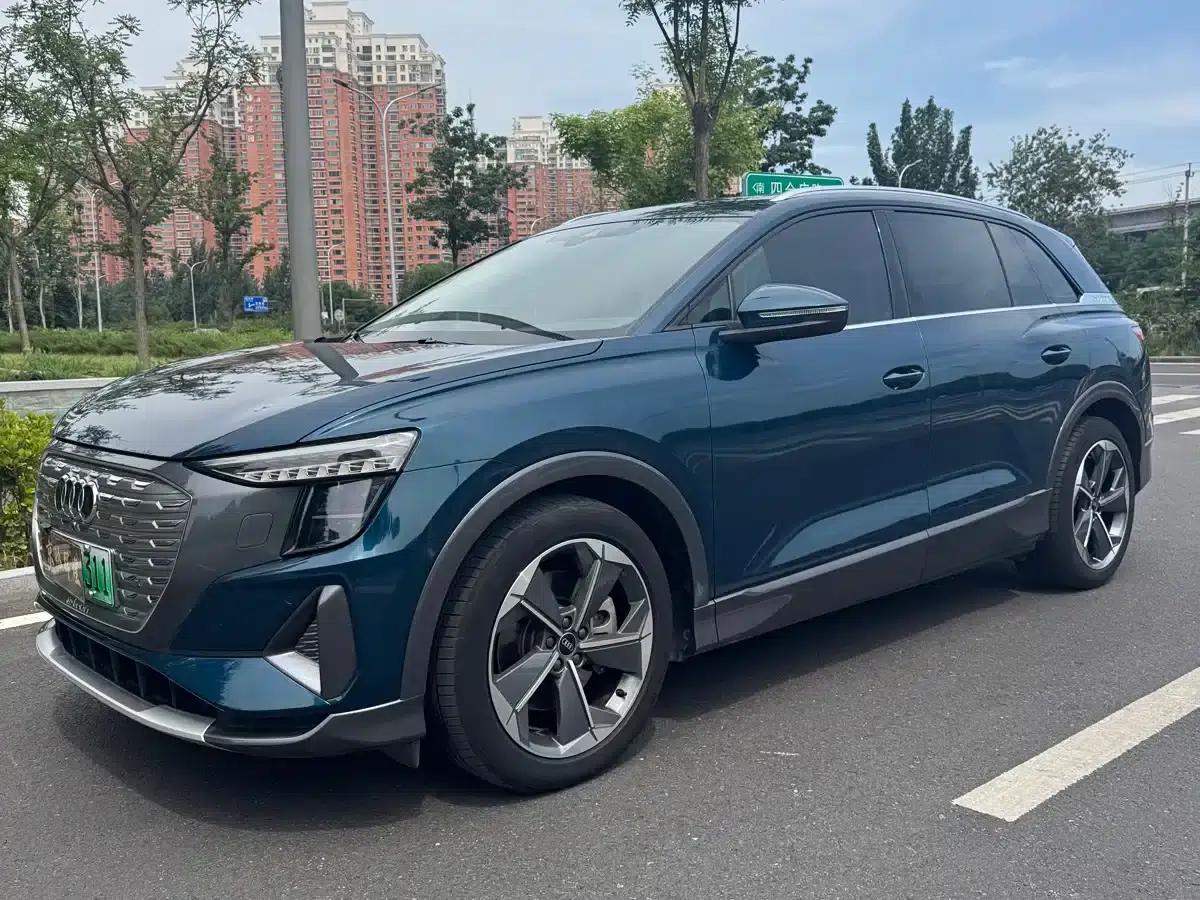 Audi Q5 e-tron 2022 Model 40 e-tron Star Edition - Fashion Set — миниатюра 2