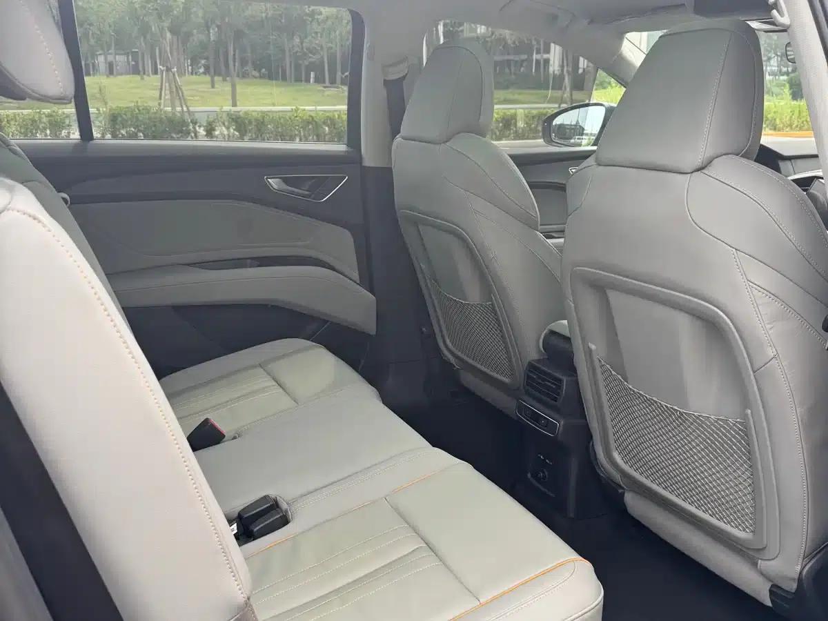 Audi Q5 e-tron 2022 Model 40 e-tron Star Edition - Fashion Set — миниатюра 12