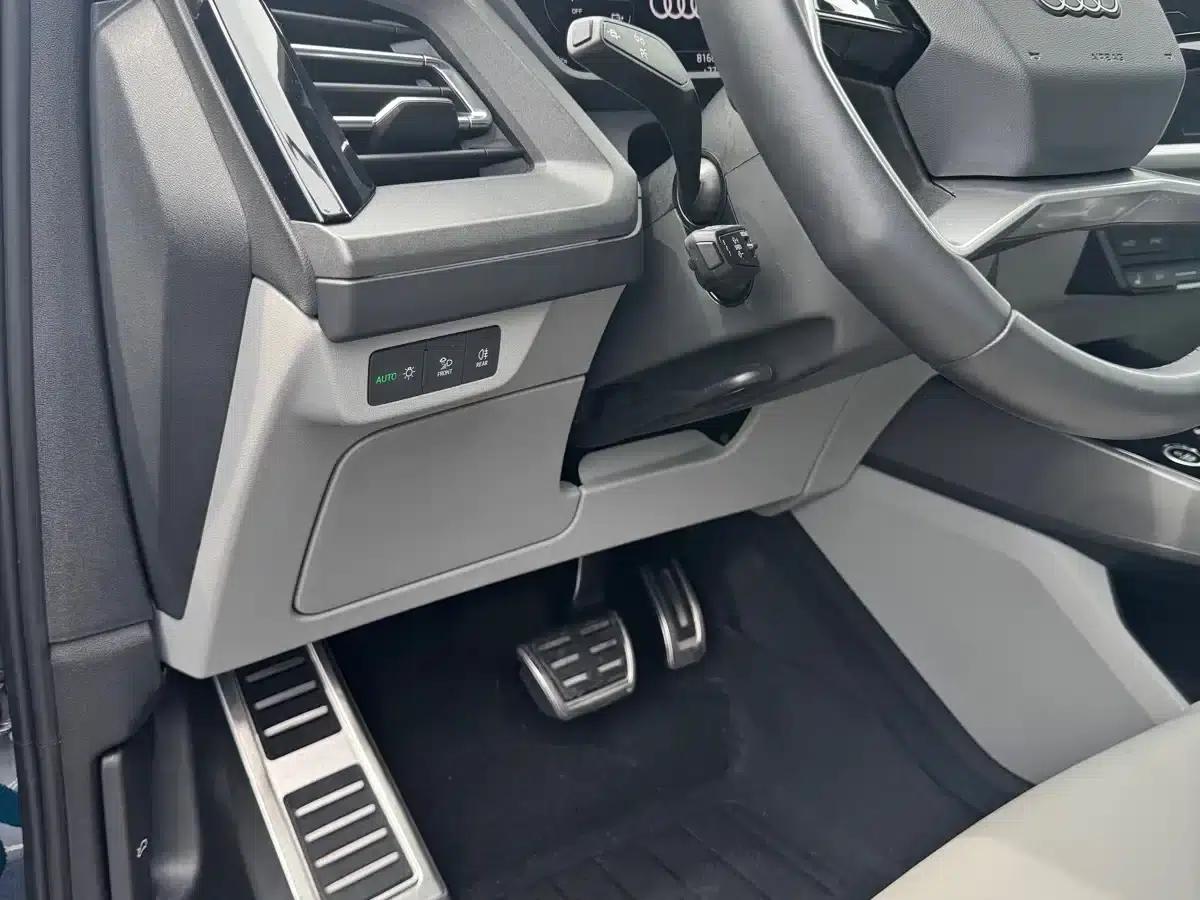 Audi Q5 e-tron 2022 Model 40 e-tron Star Edition - Fashion Set — миниатюра 14