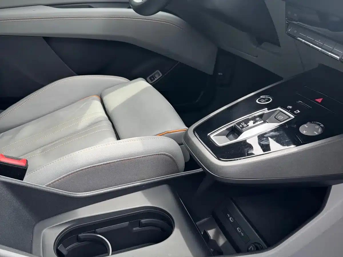 Audi Q5 e-tron 2022 Model 40 e-tron Star Edition - Fashion Set — миниатюра 19
