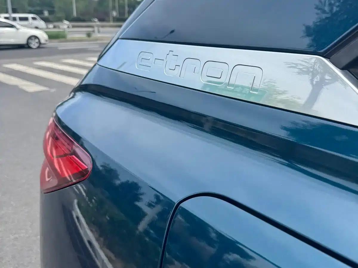 Audi Q5 e-tron 2022 Model 40 e-tron Star Edition - Fashion Set — миниатюра 22