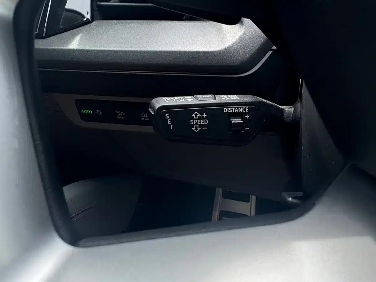 Audi Q5 e-tron 2022 Model 40 e-tron Star Edition - Fashion Set — миниатюра 27