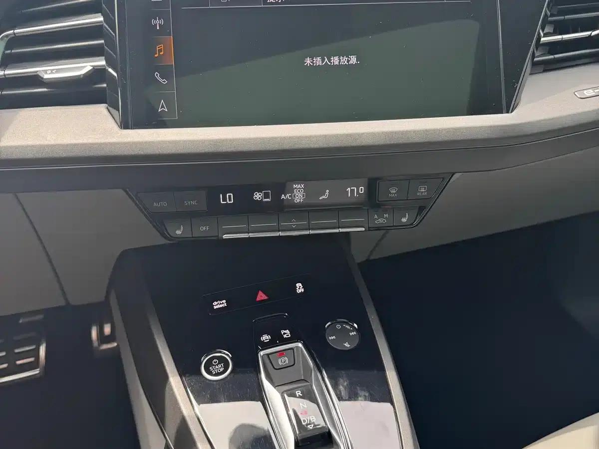 Audi Q5 e-tron 2022 Model 40 e-tron Star Edition - Fashion Set — миниатюра 30