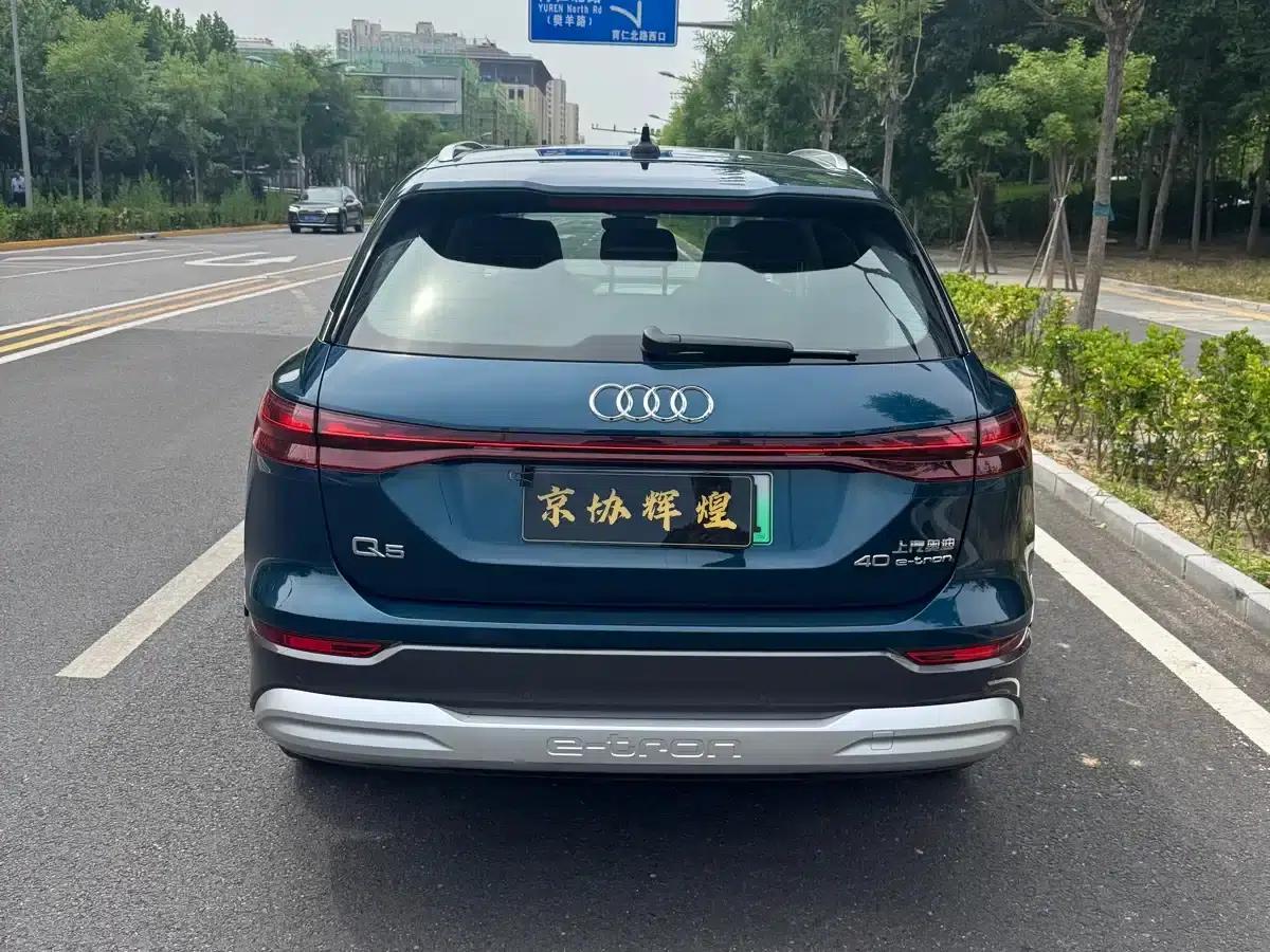 Audi Q5 e-tron 2022 Model 40 e-tron Star Edition - Fashion Set — миниатюра 4