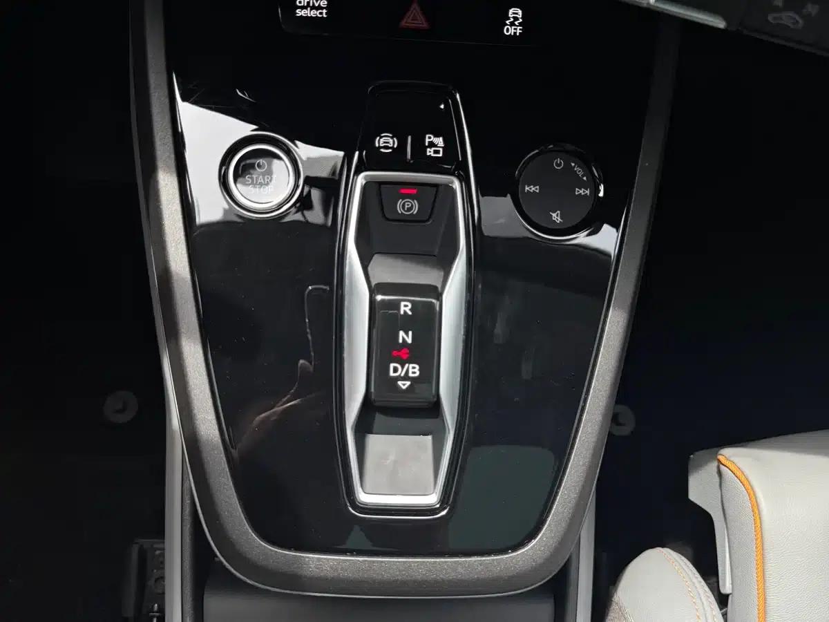 Audi Q5 e-tron 2022 Model 40 e-tron Star Edition - Fashion Set — миниатюра 31