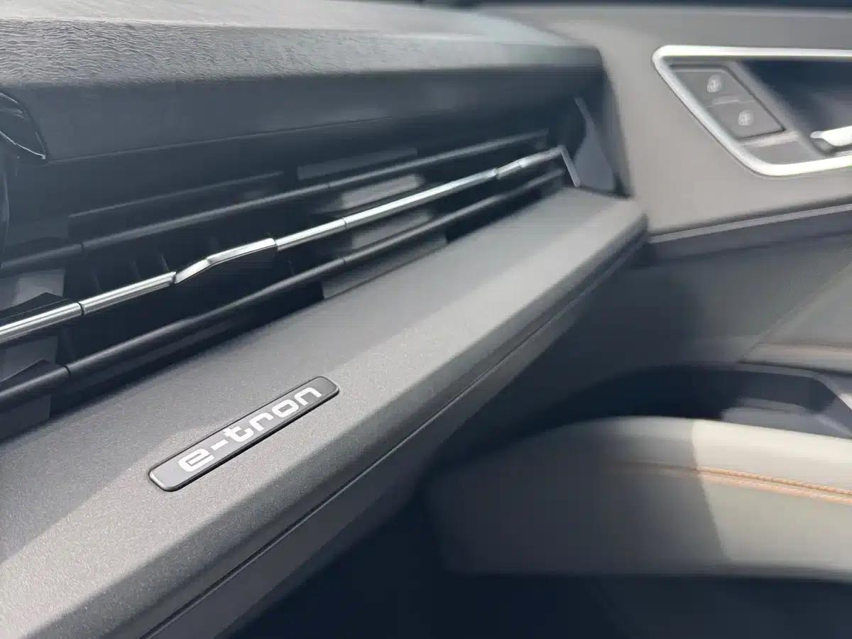 Audi Q5 e-tron 2022 Model 40 e-tron Star Edition - Fashion Set — миниатюра 32
