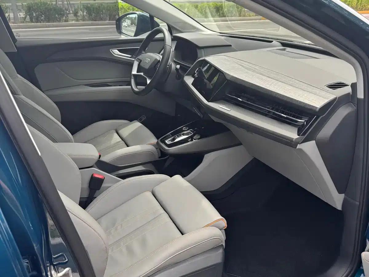 Audi Q5 e-tron 2022 Model 40 e-tron Star Edition - Fashion Set — миниатюра 10