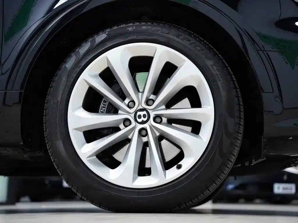 Bentayga Plug-in Hybrid 2021 3.0T PHEV — миниатюра 59