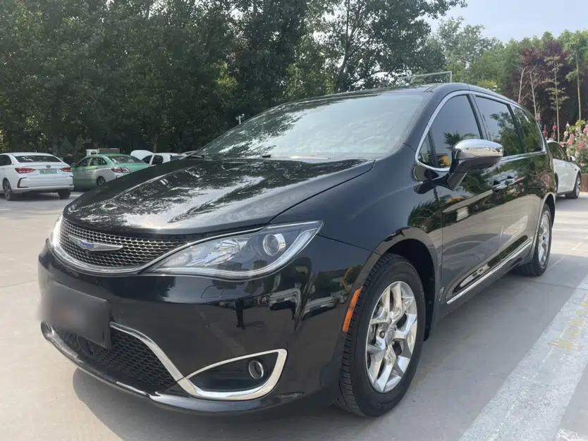 Chrysler Grand Voyager 2017 3.6L Premium Edition — миниатюра 1