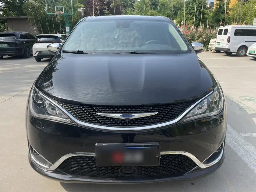 Chrysler Grand Voyager 2017 3.6L Premium Edition — миниатюра 2