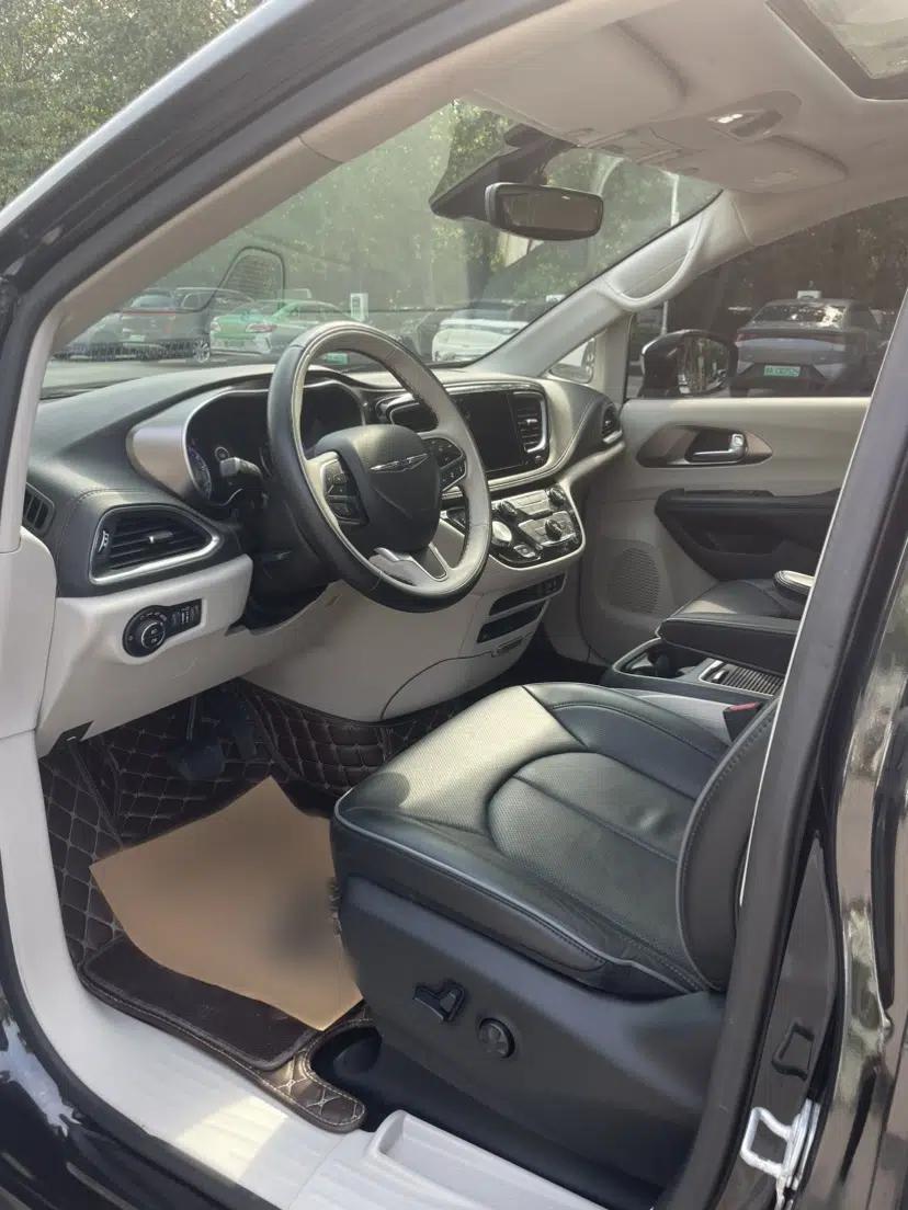 Chrysler Grand Voyager 2017 3.6L Premium Edition — миниатюра 11