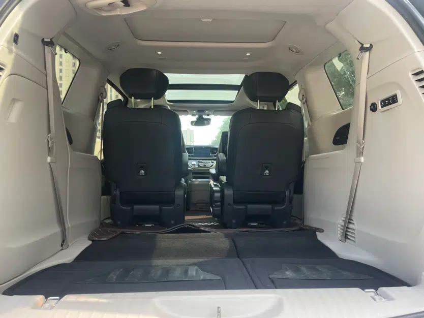 Chrysler Grand Voyager 2017 3.6L Premium Edition — миниатюра 12