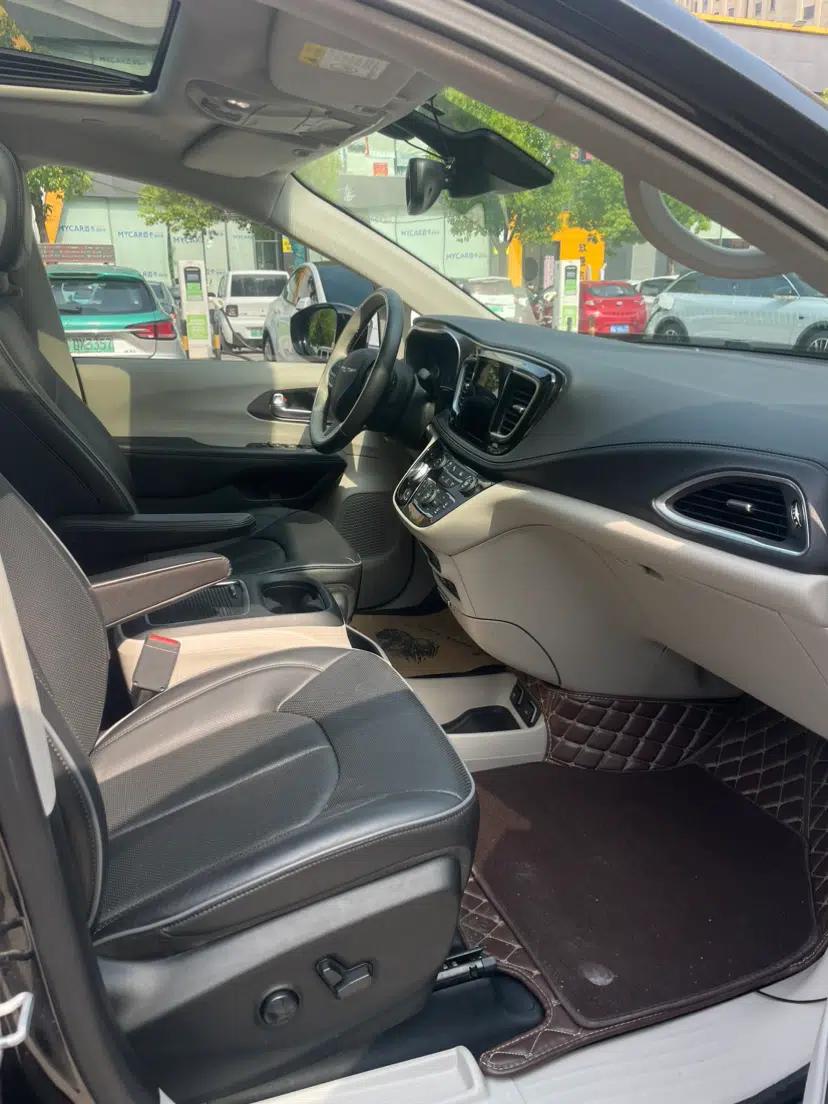 Chrysler Grand Voyager 2017 3.6L Premium Edition — миниатюра 13