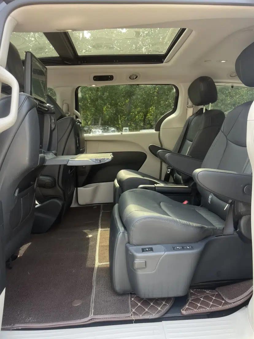 Chrysler Grand Voyager 2017 3.6L Premium Edition — миниатюра 14