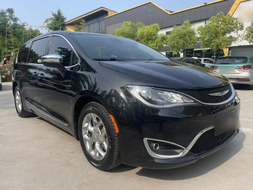 Chrysler Grand Voyager 2017 3.6L Premium Edition — миниатюра 3