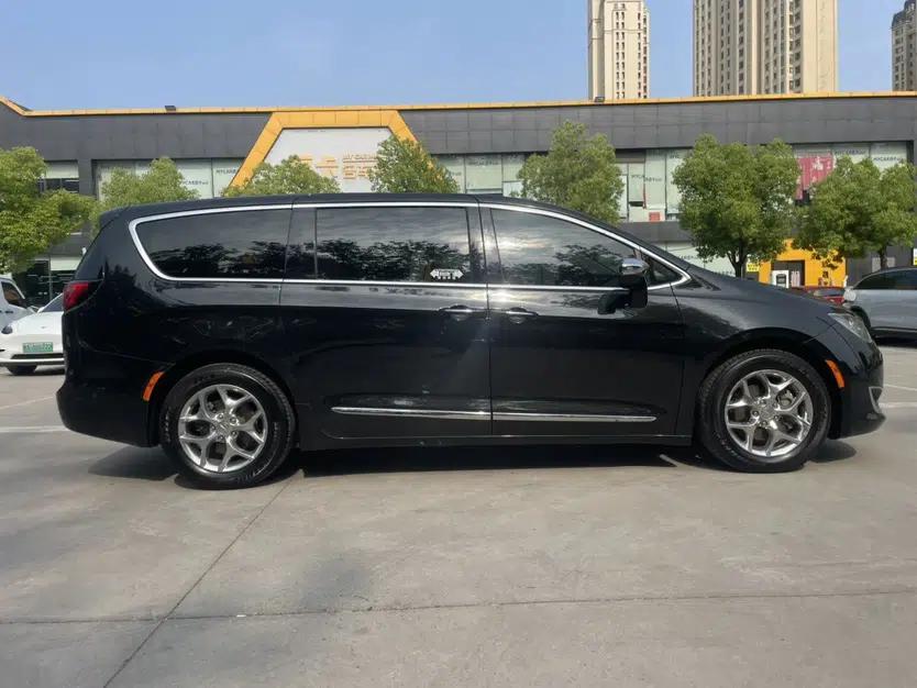 Chrysler Grand Voyager 2017 3.6L Premium Edition — миниатюра 4