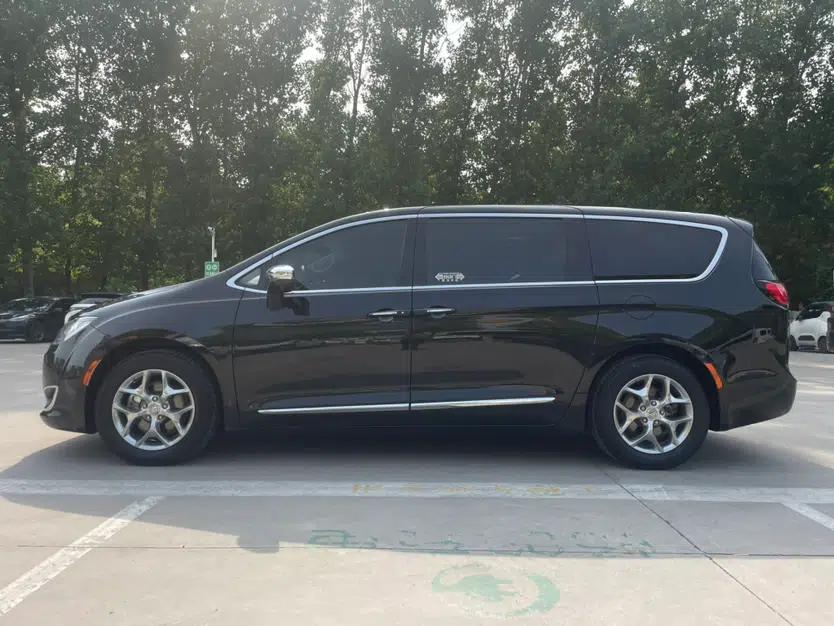 Chrysler Grand Voyager 2017 3.6L Premium Edition — миниатюра 5